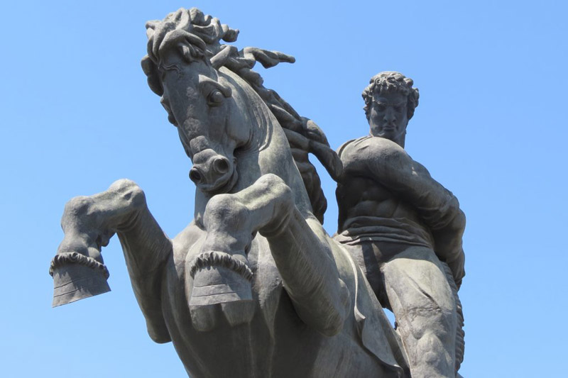 مجسمه ساسونتسی داوید سوار بر اسب
