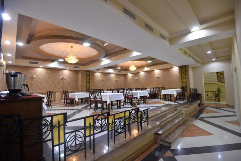 نمای داخلی رستوران هتل ایروان دلوکس با نورپردازی