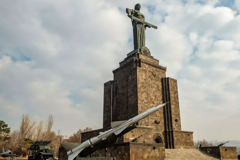 مجسمه مادر ارمنستان از نمای کنار