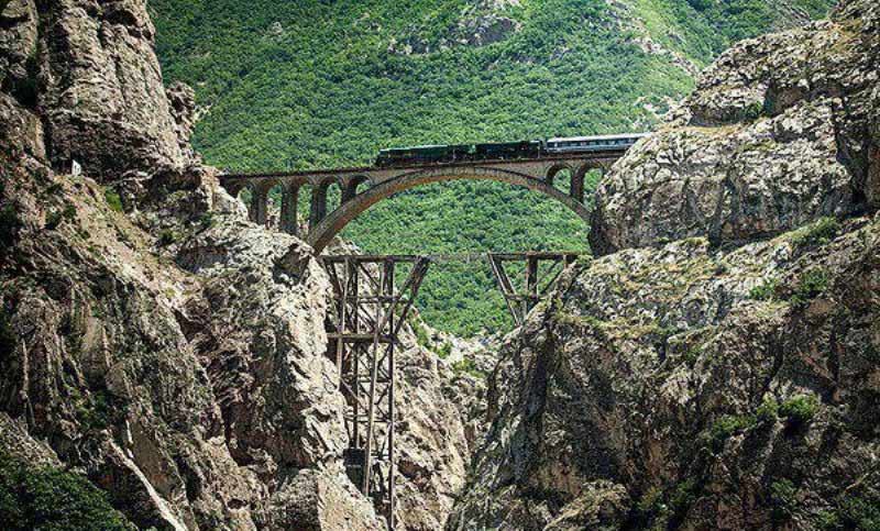 پل در مسیر راه آهن سراسری ایران در کوهستان های جنگلی شمال ایران