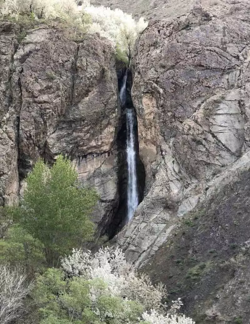 آبشار رندان در میان کوه های البرز از نمای دور