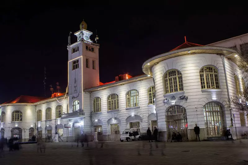 کاخ شهرداری در میدان شهرداری رشت در شب