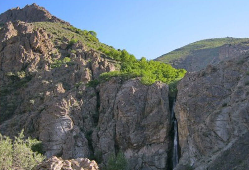 آبشار رندان میان دره و دامنه کوه و پوشش سبز کوهستانی