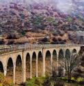 پل در مسیر راه آهن سراسری ایران میان کوهستان های پر مه