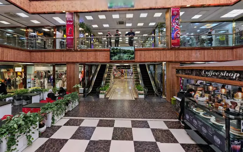 مرکز خرید دو طبقه بزرگی با پله برقی