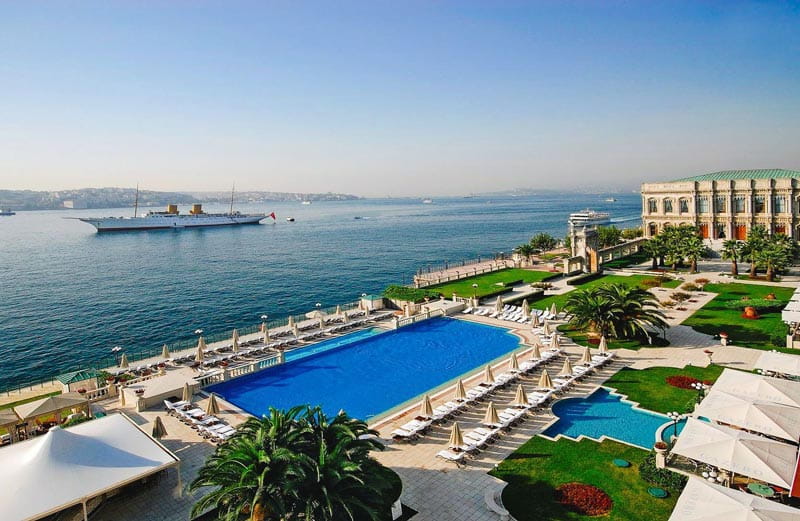 نمایی از استخر هتل های لوکس ترکیه در کنار خط ساحلی