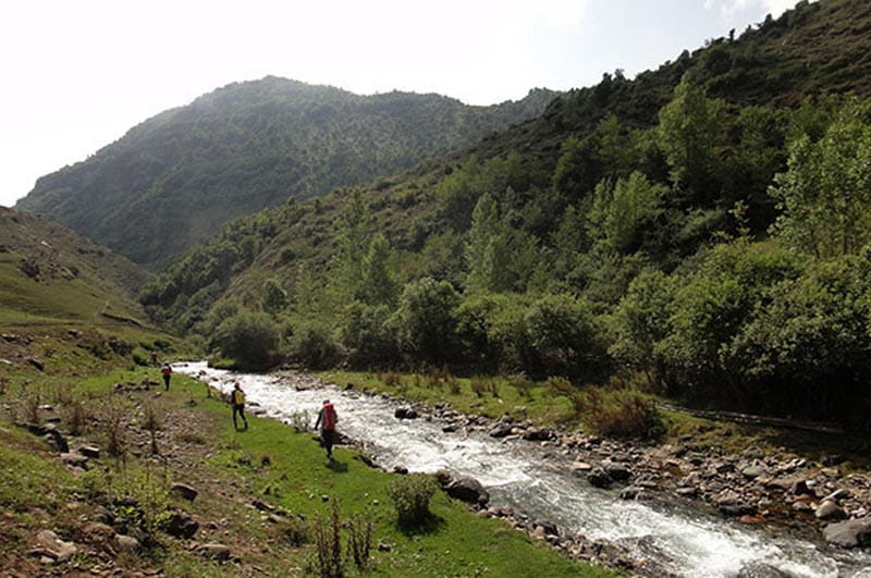 کوهنوردان در جوار رودخانه و کوهستان های اطراف روستای دلیر