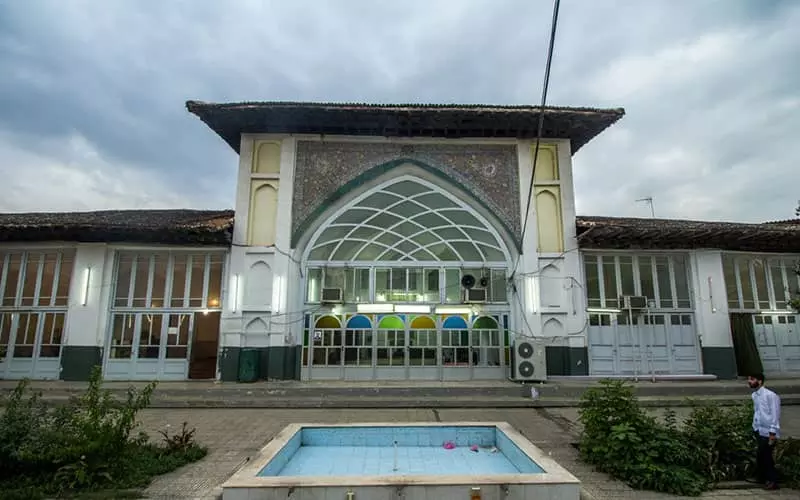حیاط و حوض آب مسجدی بزرگ در ساری