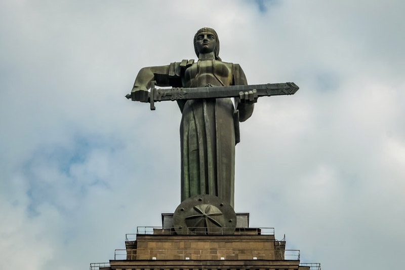 مجسمه مادر ارمنستان با شکوه با پس‌زمینه آسمان
