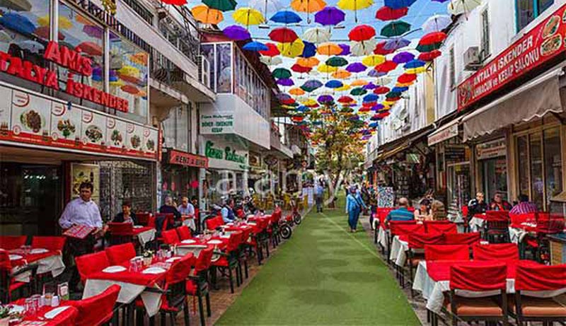 خیابان آتاتورک آنتالیا با چترهای رنگی