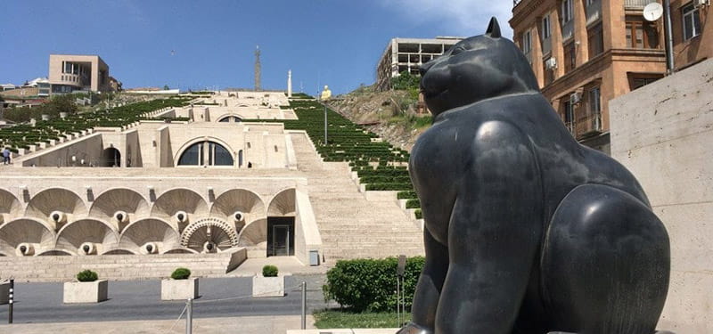 مجسمه ورودی موزه هنر ایروان