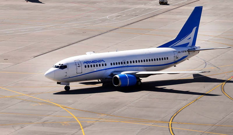 هواپیمای شرکت ایروان ایر در باند فرودگاه
