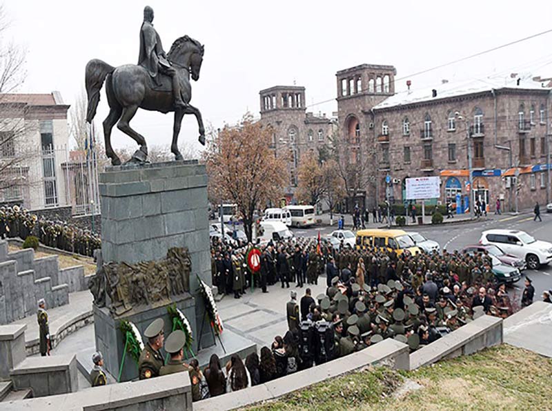 تجمع ارمنیان در مقابل مجسمه مارشال باغرامیان در ایروان