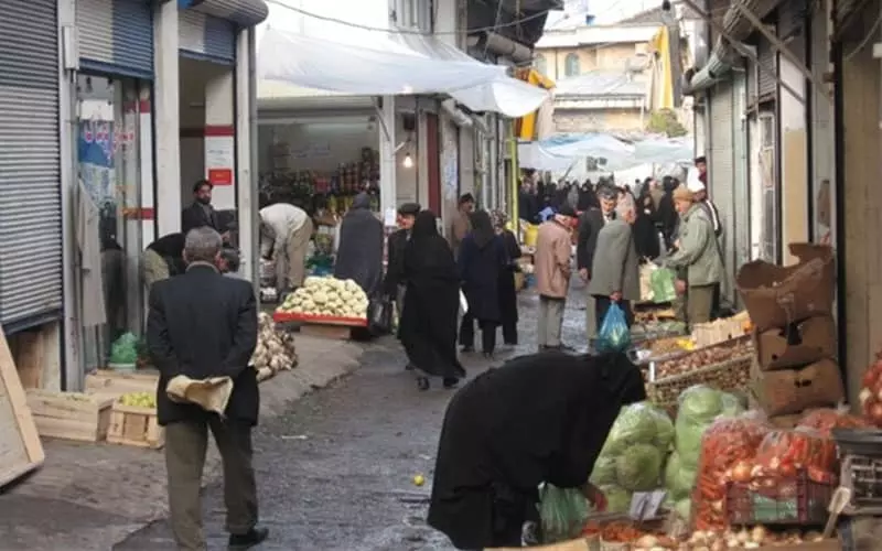 مردم در حال خرید در بازار لاهیجان