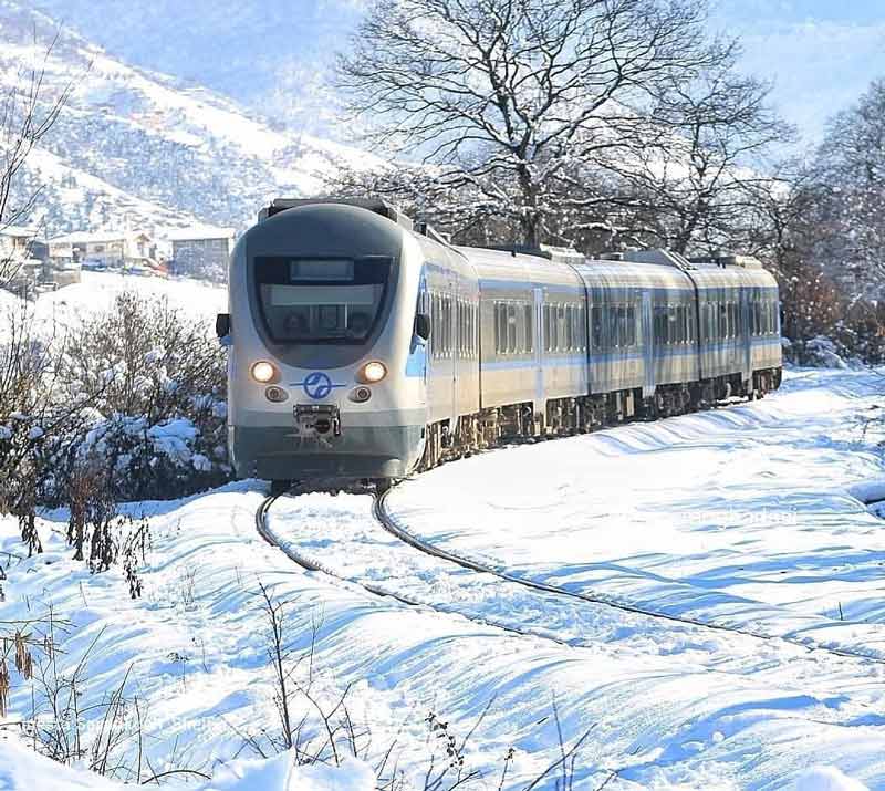 قطار راه آهن سراسری ایران در میان دشت پوشیده از برف