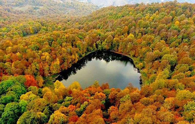 دیدنی های اطراف ایروان در پاییز میان انبوه درختان رنگارنگ