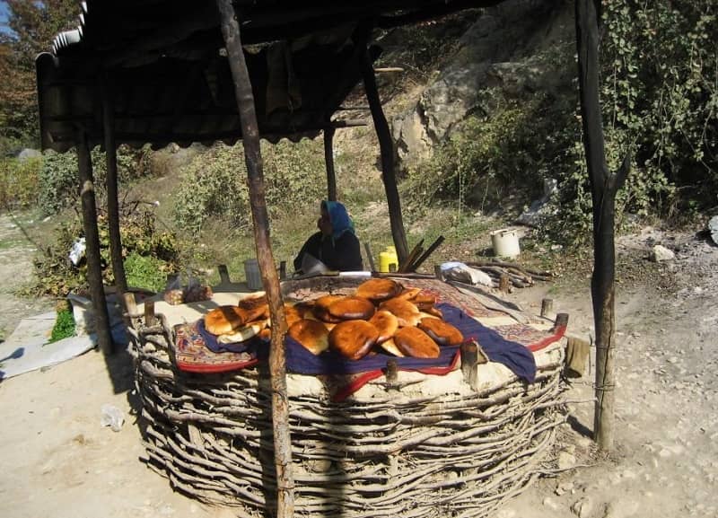 خرید نان محلی در روستای زیارت