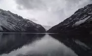 انعکاس کوه در دریاچه