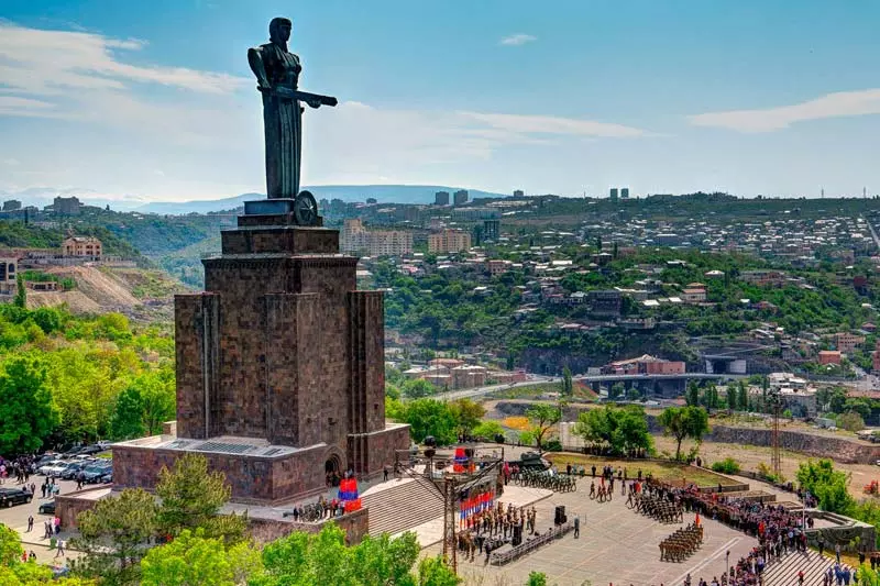 مجسمه مادر ارمنستان در روز ۹ می