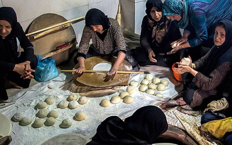 زنان در حال پخت نان نذری
