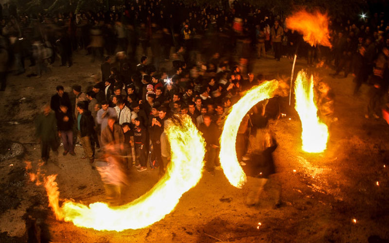 چرخاندن شعله های آتش در میان جمعیت در شب