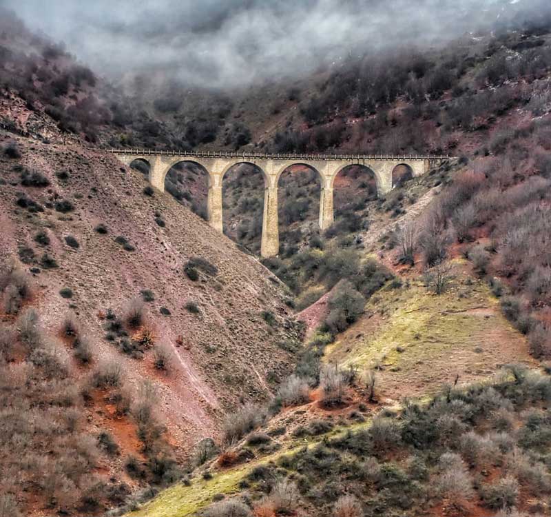 پل در میان کوهستان مه گرفته در مسیر ریلی راه آهن سراسری ایران