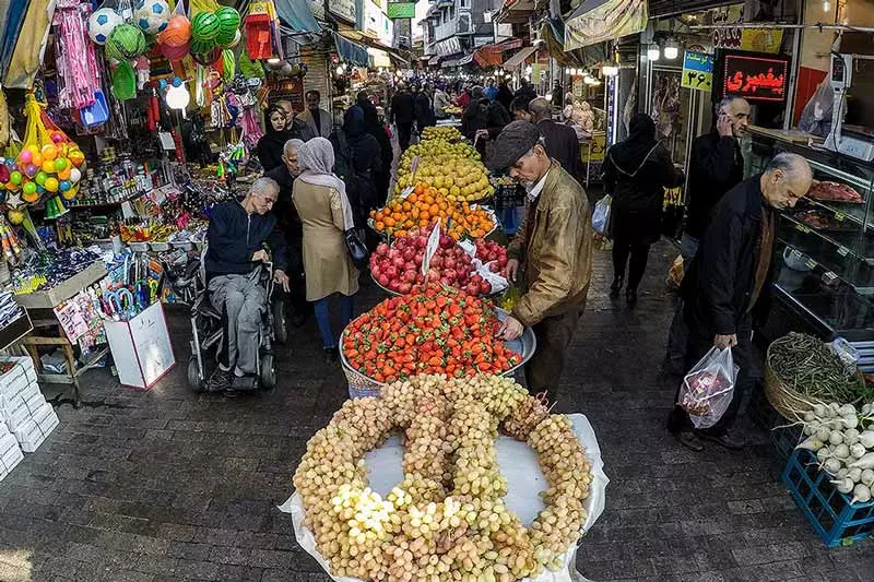 فروش انواع میوه در بازار بزرگ رشت‌
