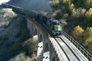عبور قطار روی پل در مسیر راه آهن سراسری شمال جنوب ایران