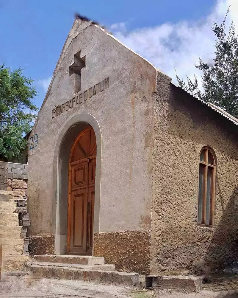 کلیسای آجری کوچکی با در چوبی