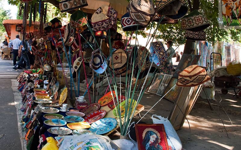 صنایع دستی رنگارنگ در بازار محلی ایروان