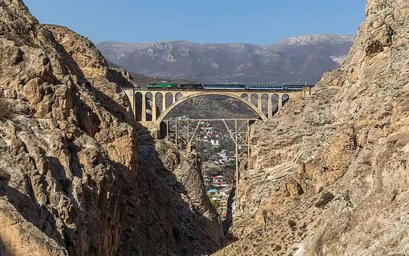 پل تاریخی ورسک در میان دو کوه