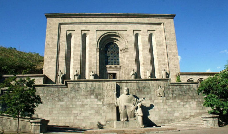 نمای ورودی عمارت موزه ماتناداران ایروان