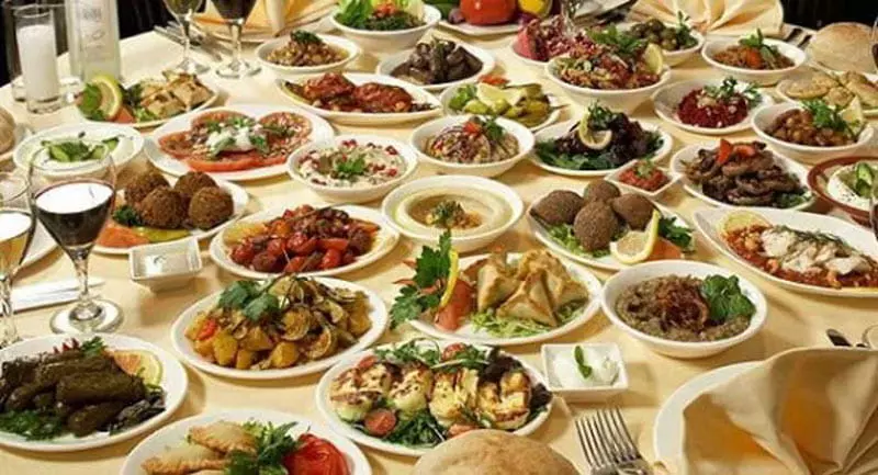 غذاهای سنتی و محلی ارمنستان روی میز رستوران