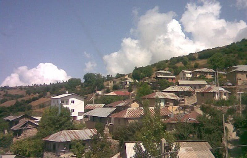 خانه های روستای روی دامنه کوه در روستای نیالا