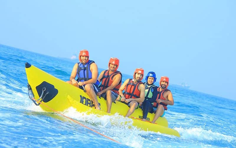 قایق موزی شکل و زردرنگ با پنج مسافر مرد