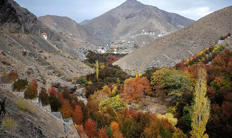 روستای رندان در پاییز میان دره رندان و نمایی از رشته کوه البرز