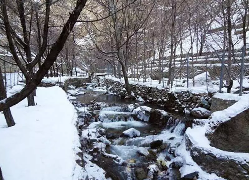 نمایی از روستای رندان در زمستان پوشیده از برف