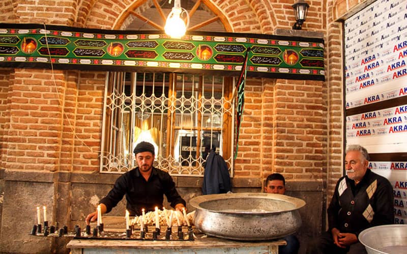 روشن کردن شمع در مسجد