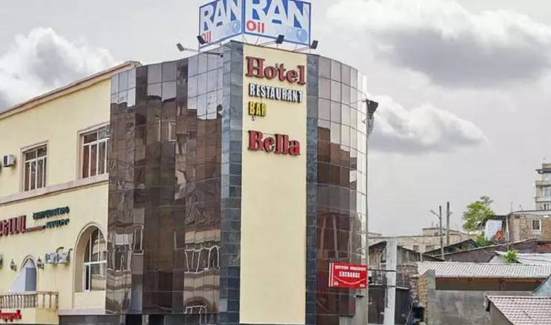 نمای ورودی هتل بلا در ایروان از دور