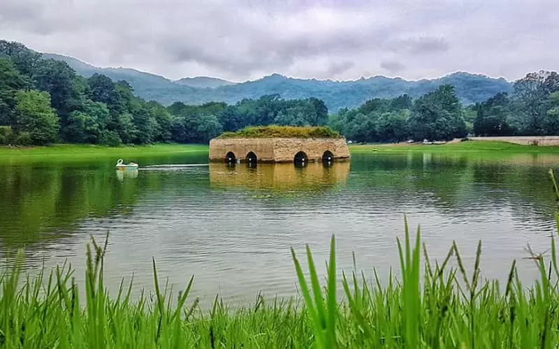 سازه ای قدیمی در میان دریاچه 