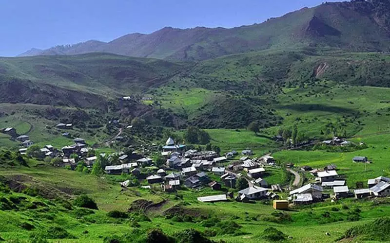 روستایی سرسبز در میان کوهستان