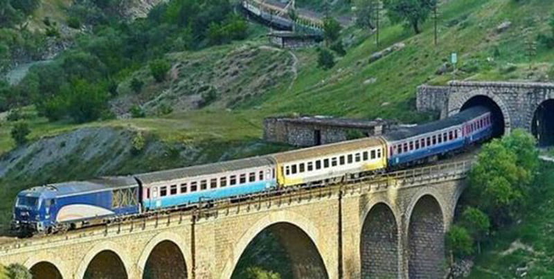 قطار روی پل در مسیر ایران به ترکیه