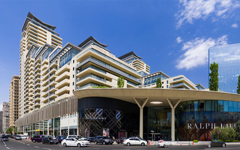 مرکز خریدی چند طبقه و سفیدرنگ در باکو