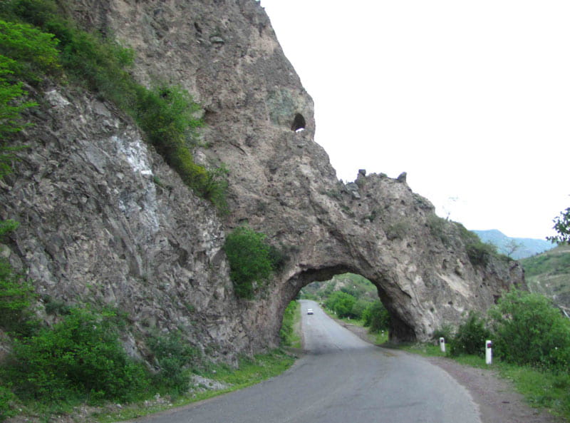 جاده کوهستانی در مرز ارمنستان در جوار کوه ها