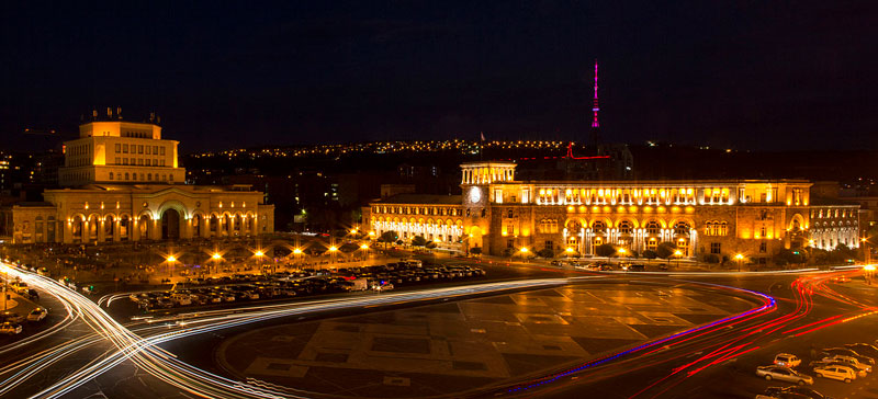 میدان جمهوری ایروان در شب