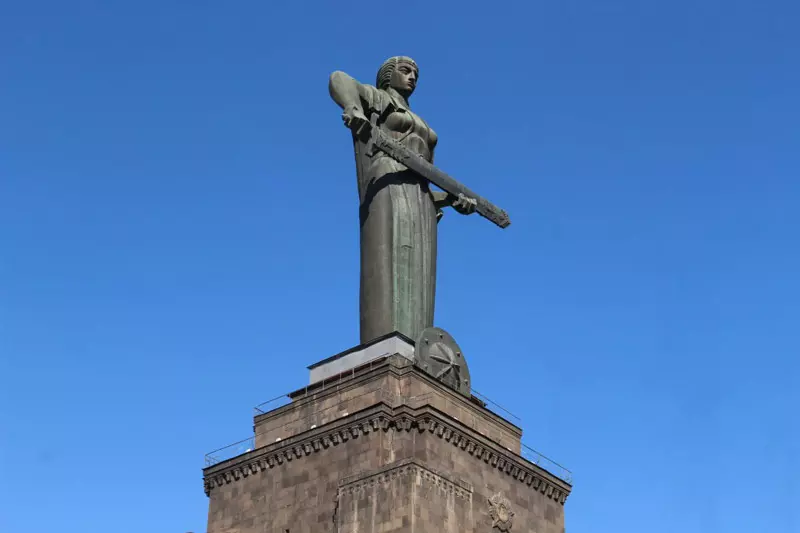 مجسمه‌ مادر ارمنستان از نمای نزدیک