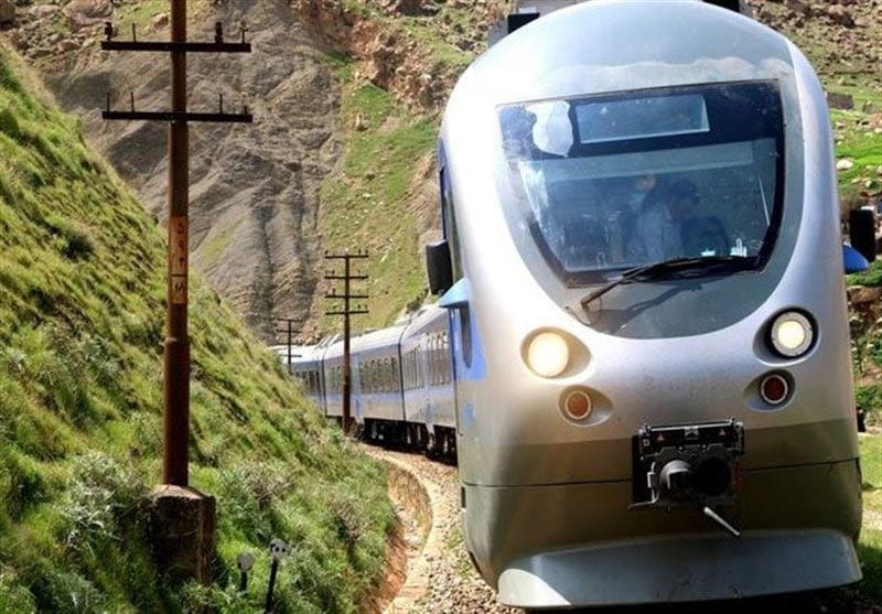 قطار در مسیر جاده های کوهستانی راه آهن سراسری ایران از نمای مقابل