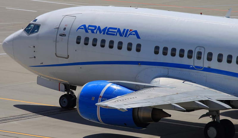 هواپیمای شرکت ارمنیا در باند فرودگاه