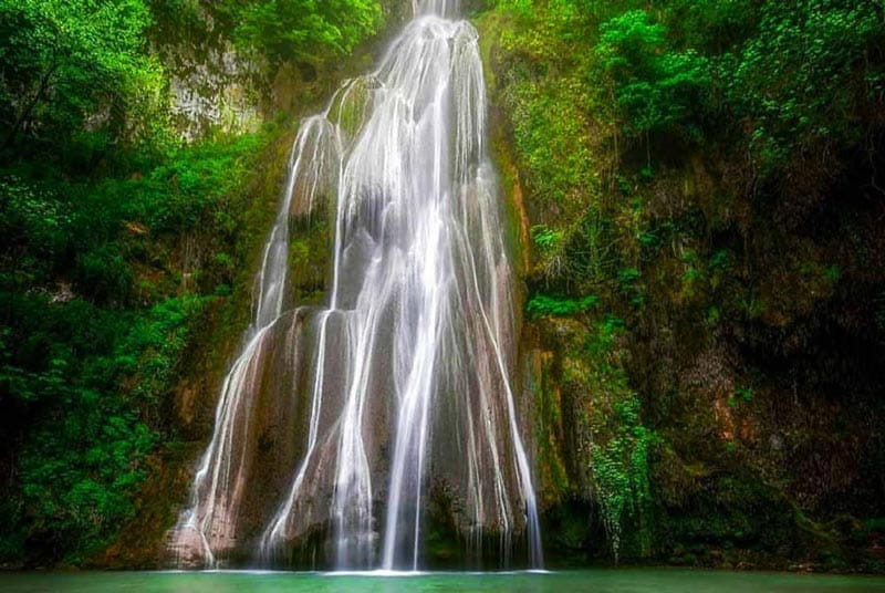 آبشار لوه میان صخره های پوشیده از خز 