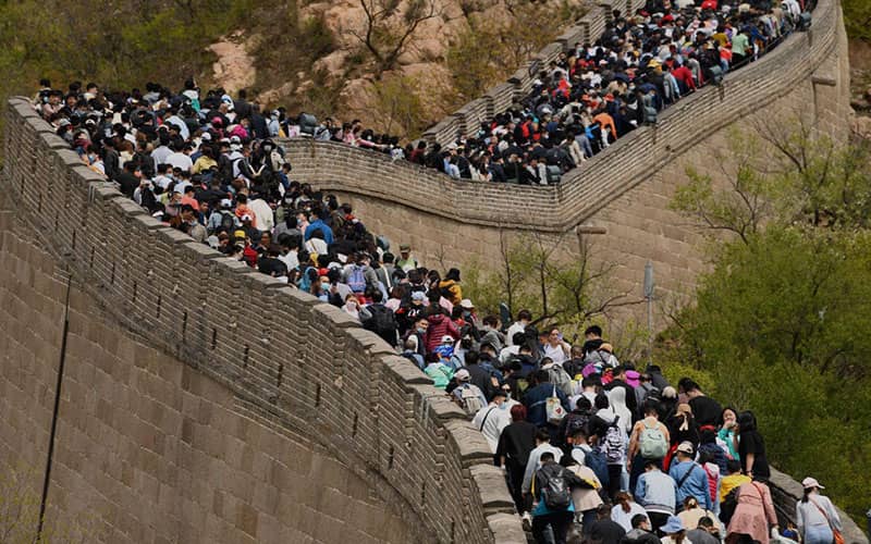 ازدحام جمعیت گردشگر روی دیوار چین